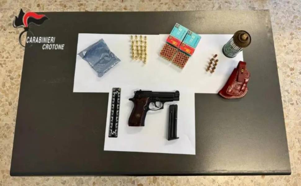 Nascondeva una pistola clandestina nella casa al mare: arrestato 69enne 51 pistola clandestina casa mare