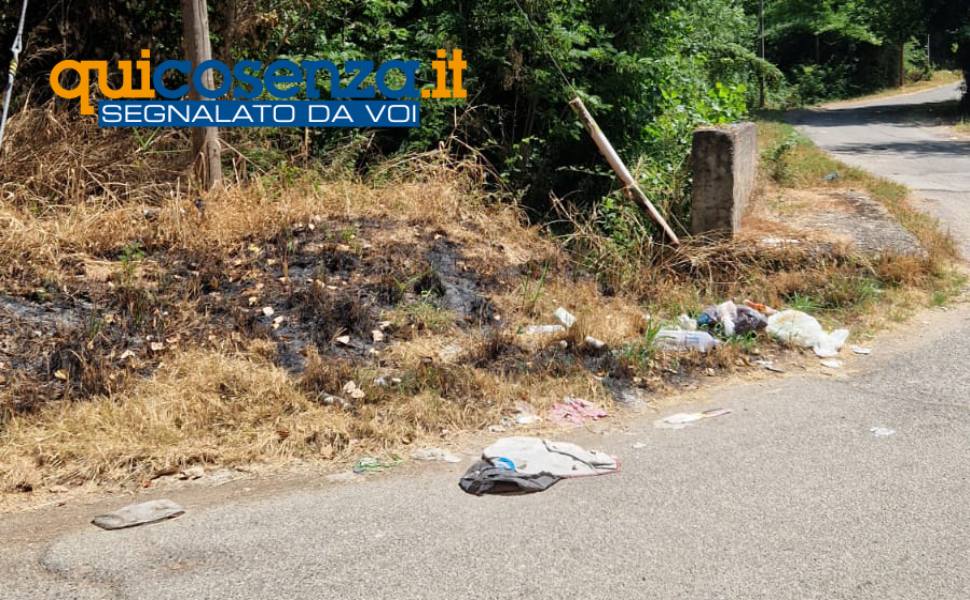 Rende: ennesimo abbandono di rifiuti ai piedi del centro storico, residenti stanchi «spazzatura ovunque e nessun controllo» 57 rende vallone rifiuti 01