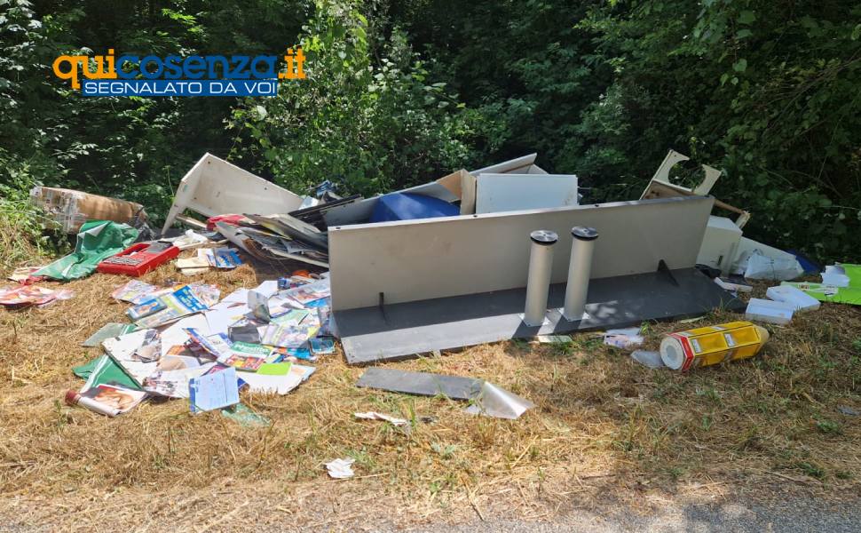 Rende: ennesimo abbandono di rifiuti ai piedi del centro storico, residenti stanchi «spazzatura ovunque e nessun controllo» 56 rende villana rifiuti 01