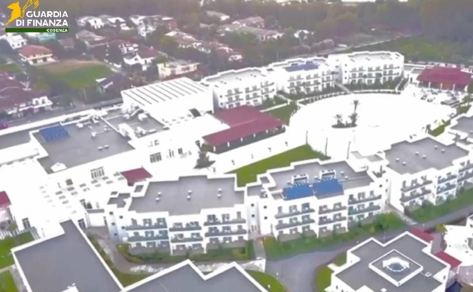 Truffa sui fondi pubblici, sequestrato a Villapiana un resort da 33 milioni di euro - VIDEO 51 resort guardia finanza cosenza