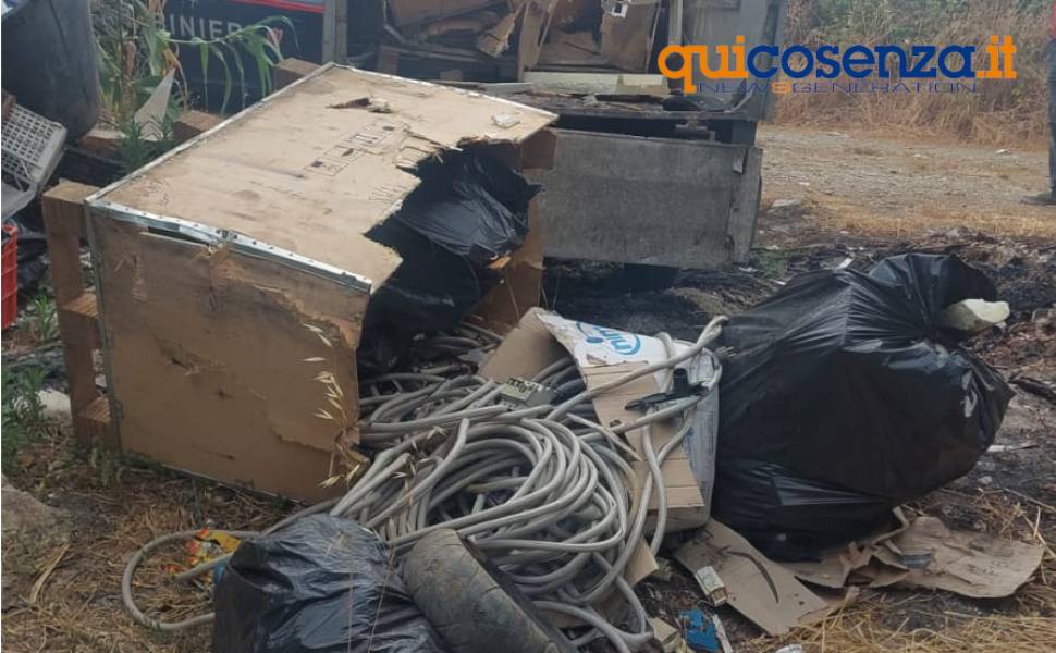Rende: sorpreso a scaricare rifiuti speciali nei pressi della caserma dei carabinieri, denunciato pregiudicato cosentino 57 rifiuti carabinieri cosenza 03