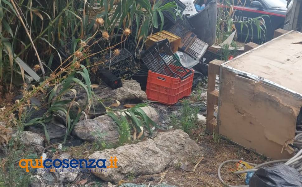 Rende: sorpreso a scaricare rifiuti speciali nei pressi della caserma dei carabinieri, denunciato pregiudicato cosentino 56 rifiuti carabinieri cosenza 04