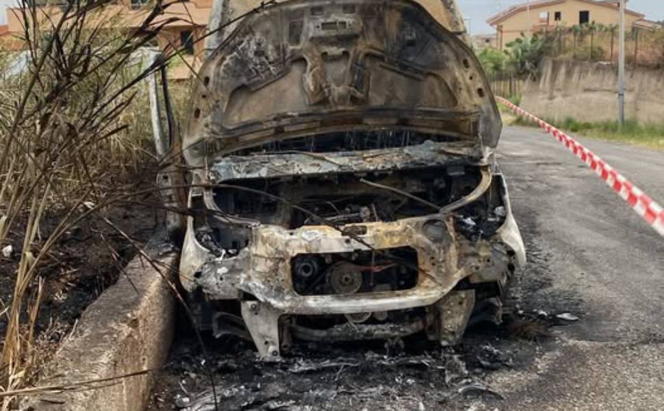 Va a fuoco il nuovo scuolabus: danni per 60mila euro. Il sindaco: «non ci lasciamo prendere in giro» 51 scuolabus campo calabro