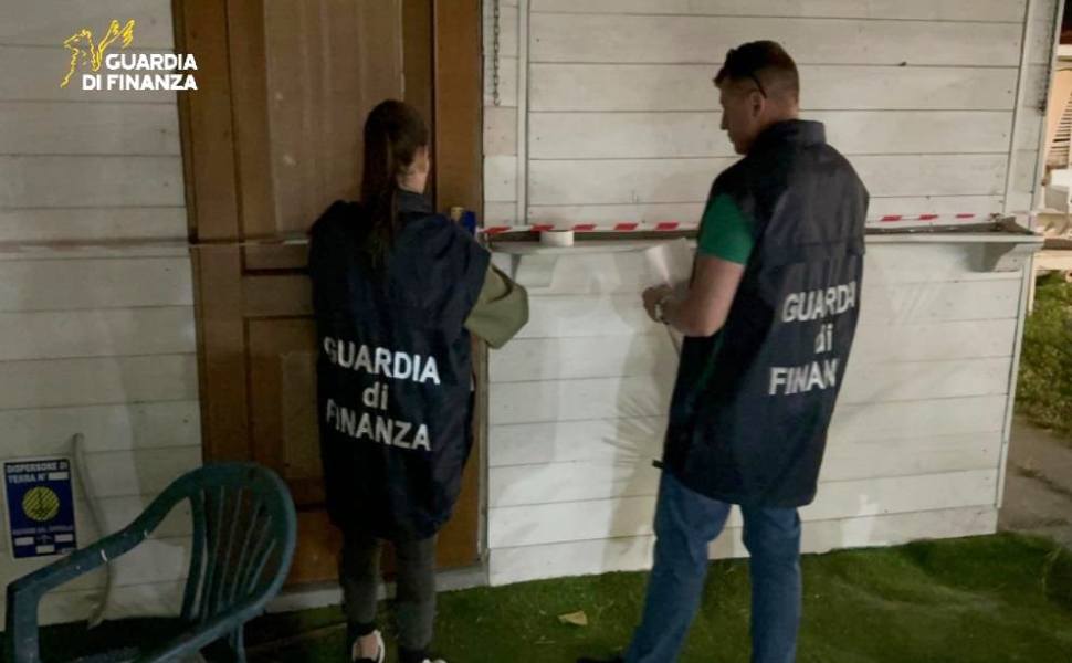 Scoperto un chiosco bar abusivo: gravi irregolarità anche sulla tracciabilità degli alimenti 54 sequestro chiosco guardia finanza 01