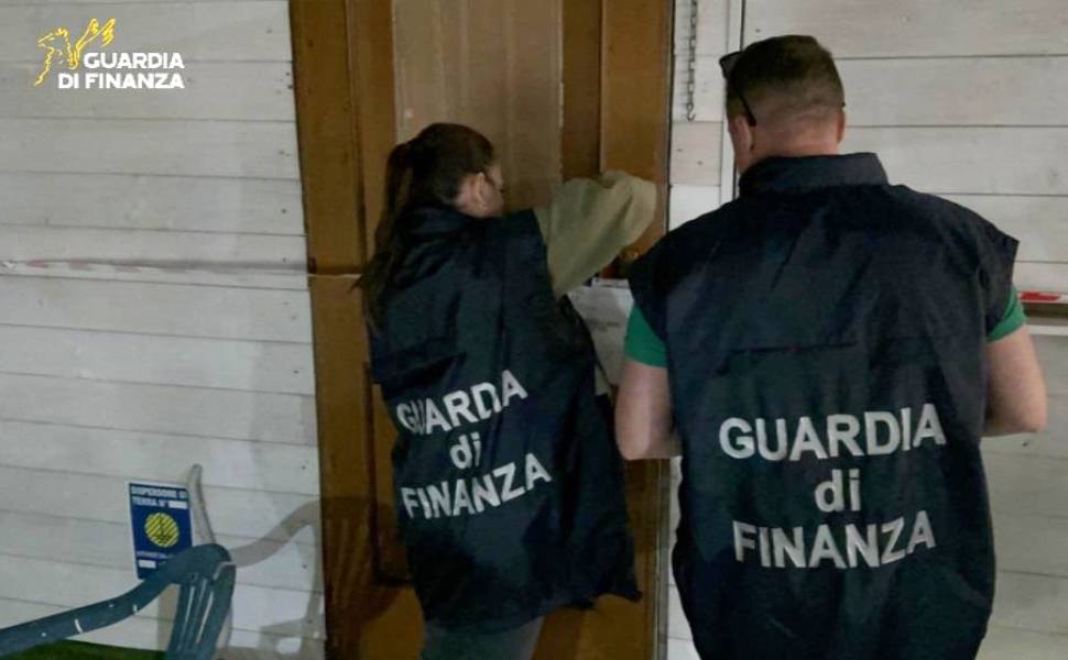 Scoperto un chiosco bar abusivo: gravi irregolarità anche sulla tracciabilità degli alimenti 53 sequestro chiosco guardia finanza 02