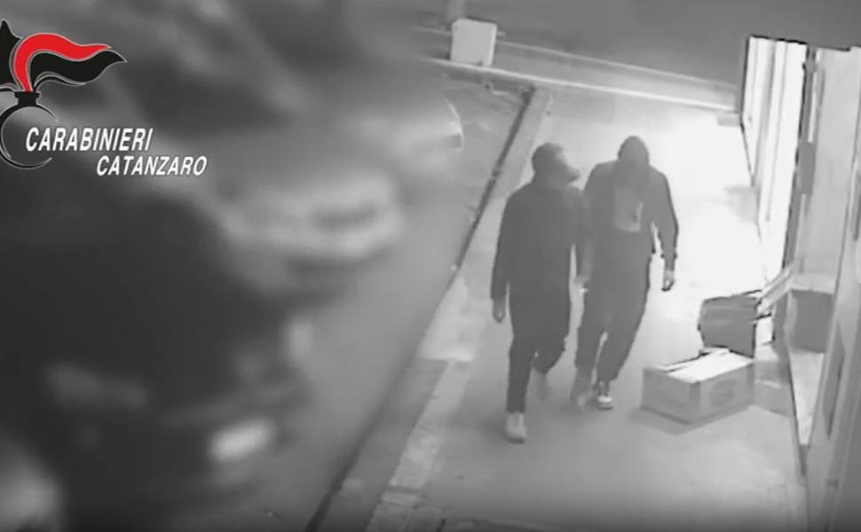 Operazione "Shatter": fermati due giovani per 27 furti e danneggiamenti, uno è minorenne 53 shatter lamezia terme 02