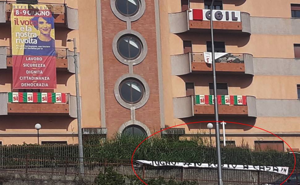 Striscione sotto la sede Cgil Calabria: "8 e 9 giugno io resto a casa". Sindacato «non ci intimidiscono» 51 striscione cgil calabria