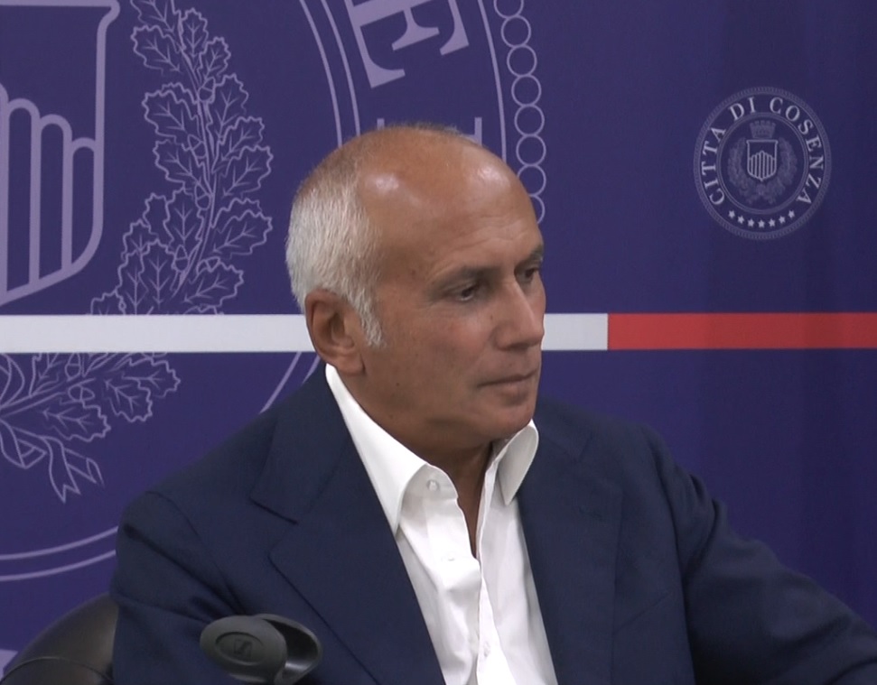 La Fiamma Olimpica arriva a Cosenza. Caruso: «Evoca i valori dello sport ed il rispetto delle regole» 53 Fiamma Olimpica Cosenza