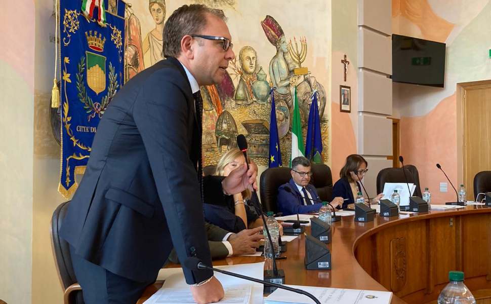 Cosenza: Consiglio comunale approva il DUP. Spazi comunali al Centro Lanzino, CSV e altre associazioni 56 Consiglio comunale Cosenza 29 luglio intervento dirigente De Rito
