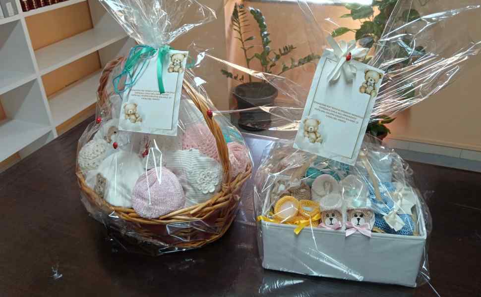 Cosenza: mani solidali per i più piccoli, scarpine e berretti per i neonati della Terapia Intensiva Neonatale 57 Gruppo Creativo Solidale di Casali del Manco TIN Cosenza 03
