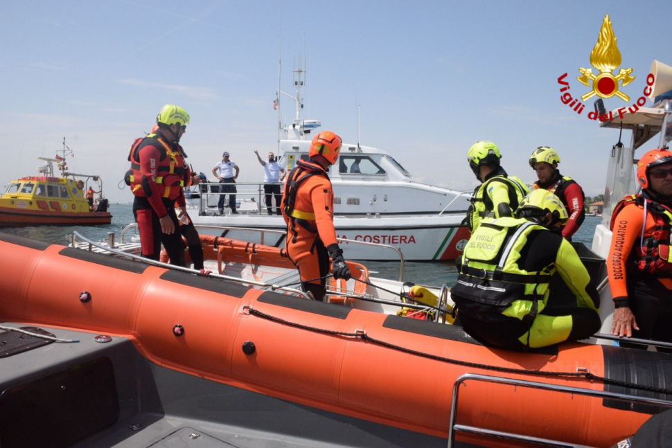 Orrore al largo di Crotone: il mare restituisce un altro corpo della tragedia del Tarantino 51 Guardia Costiera e vigili del fuoco