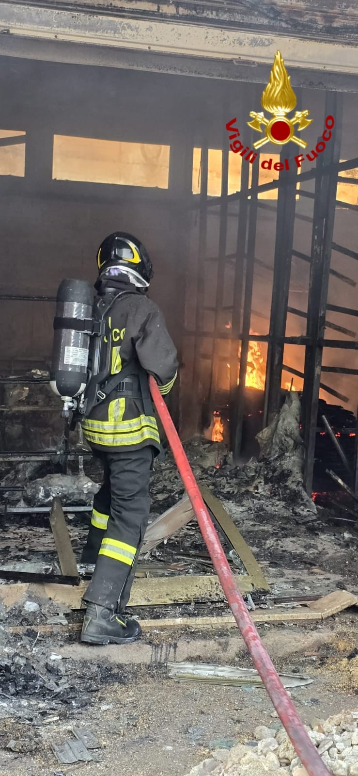 Acri, da alcune sterpaglie un incendio si estende e devasta un capannone per la lavorazione di infissi 54 Incendio Acri2
