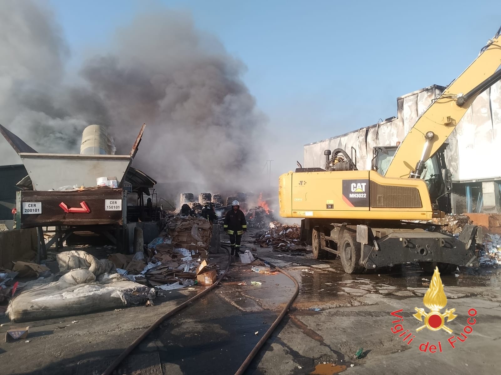 Enorme incendio in un capannone di rifiuti di Ecologia Oggi. L'invito a tenere le finestre chiuse 55 Incendio Ecologia oggi Lamezia terme1