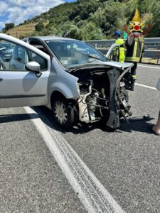 Grave incidente sulla A2: perde il controllo dell'auto e si schianta contro un Tir. Ferita una donna 52 Incidente A2