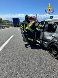 Grave incidente sulla A2: perde il controllo dell'auto e si schianta contro un Tir. Ferita una donna 54 Incidente A2 2