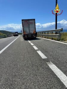 Grave incidente sulla A2: perde il controllo dell'auto e si schianta contro un Tir. Ferita una donna 53 Incidente A2 3