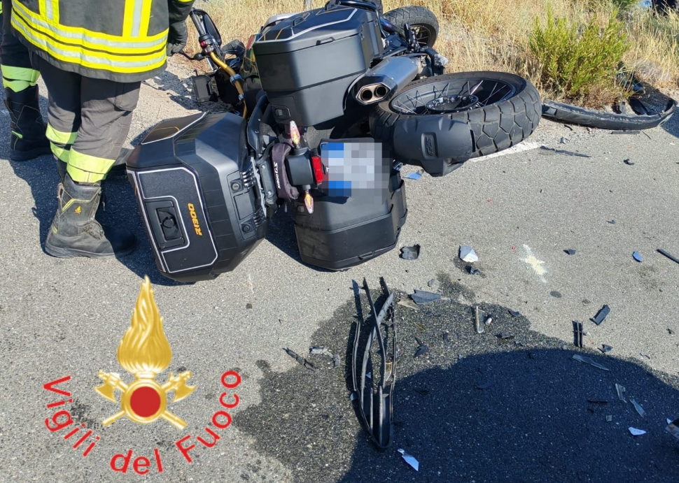 Scontro tra un'auto e una moto. Centauro ferito, illesa l'automobilista ma in stato di shock 54 Incidente Moto CZ