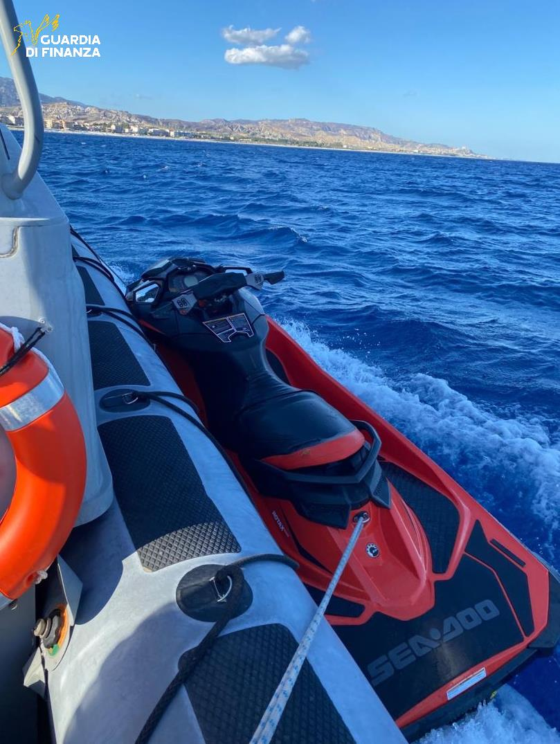 Moto d'acqua in panne e sempre più alla deriva. Giovane salvato dalla Guardia di Finanza 56 Moto D'acqua1