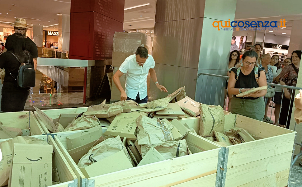 Rende, al Centro Commerciale Metropolis la vendita dei pacchi smarriti… paghi in base al peso 73 Pacchi smarriti metropolis Rende
