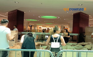 Rende, al Centro Commerciale Metropolis la vendita dei pacchi smarriti… paghi in base al peso 52 Pacchi smarriti2