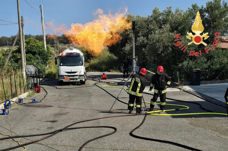 Paura sulla Statale 106: perdita di GPL da un'autocisterna, delicato intervento dei Vigili del Fuoco 62 Perdita GPL autocisterna