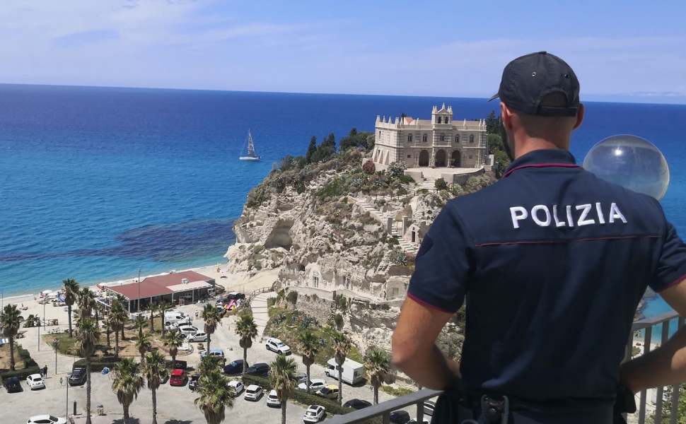 Arrestato in Calabria un cittadino tedesco ricercato in Europa: decisivo il sistema “Alloggiati Web” 51 Polizia Tropea VV