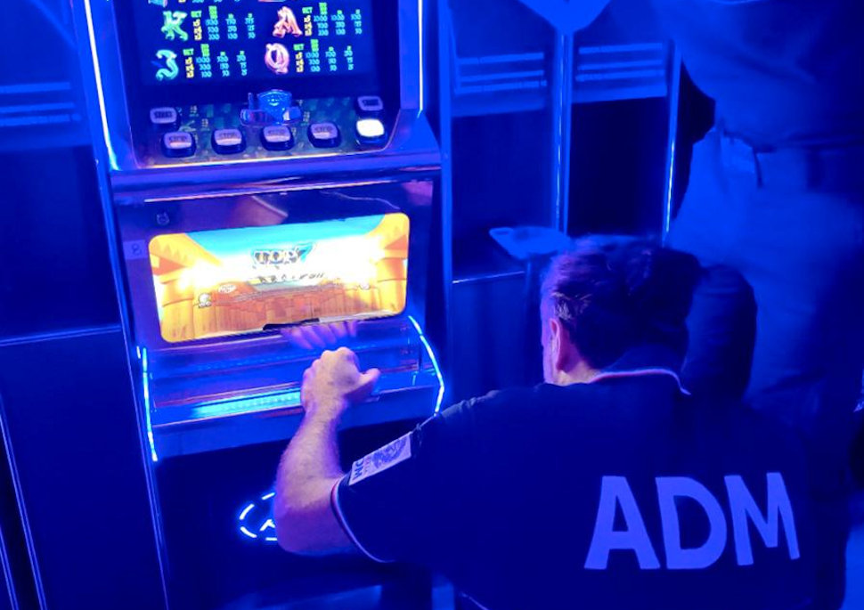 Duro colpo al gioco illegale: quattro denunce e sanzioni per quasi 4 milioni di euro 53 Slot machine illegali sequestro2