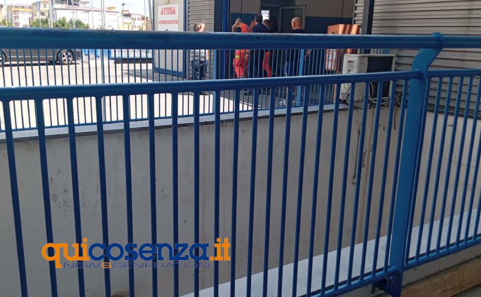 balaustra pronto soccorso cosenza tentato suicidio 01