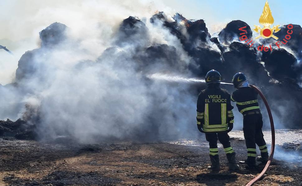 balle fieno incendio soveria simeri 02