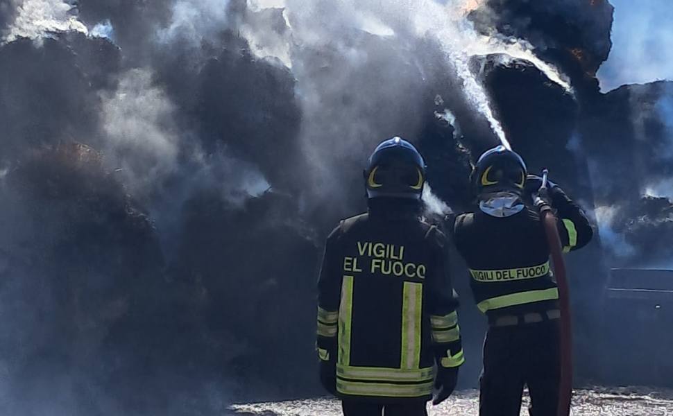 balle fieno incendio soveria simeri