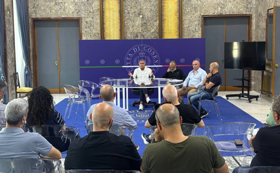 Cosenza: confronto tra il sindaco, i ristoratori e Confcommercio: «disponibilità a rivedere i regolamenti» 54 caruso incontra ristoratori cosenza 01