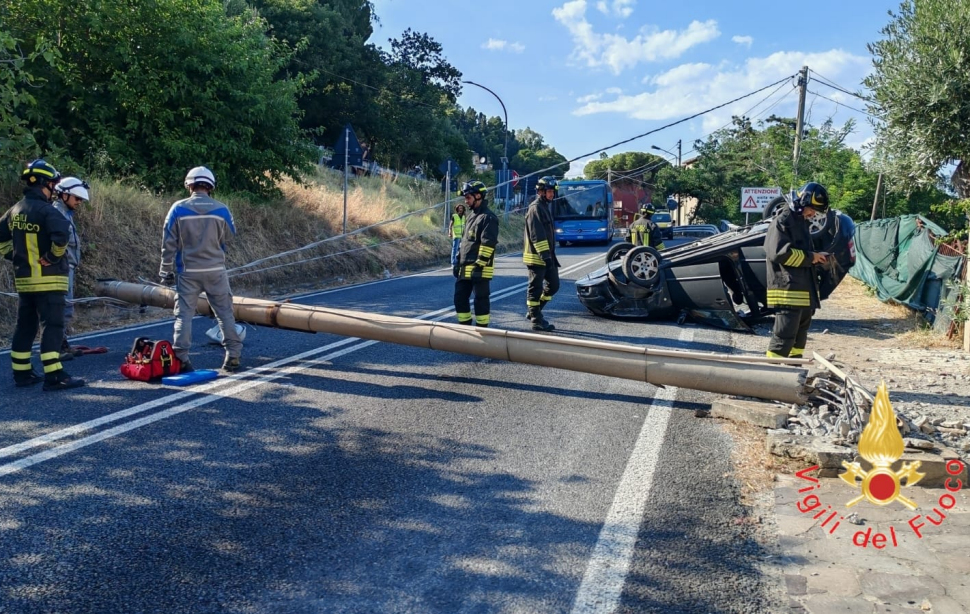 Paura sulla 106: auto si schianta contro un palo della luce e poi si ribalta. Ferita una donna 53 incidente Statale 106 Jonica auto si ribalta