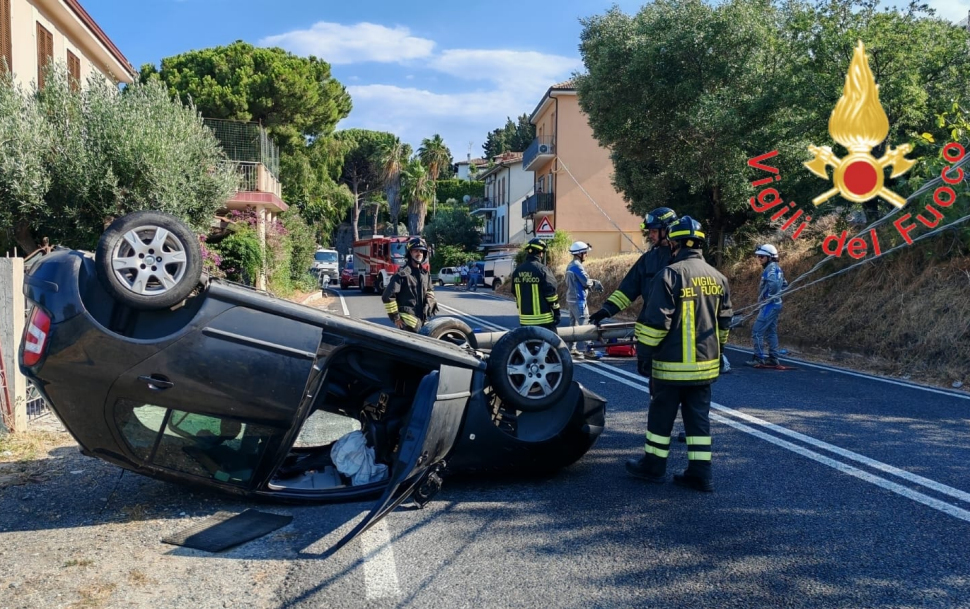 Paura sulla 106: auto si schianta contro un palo della luce e poi si ribalta. Ferita una donna 54 incidente Statale 106 Jonica auto si ribalta2