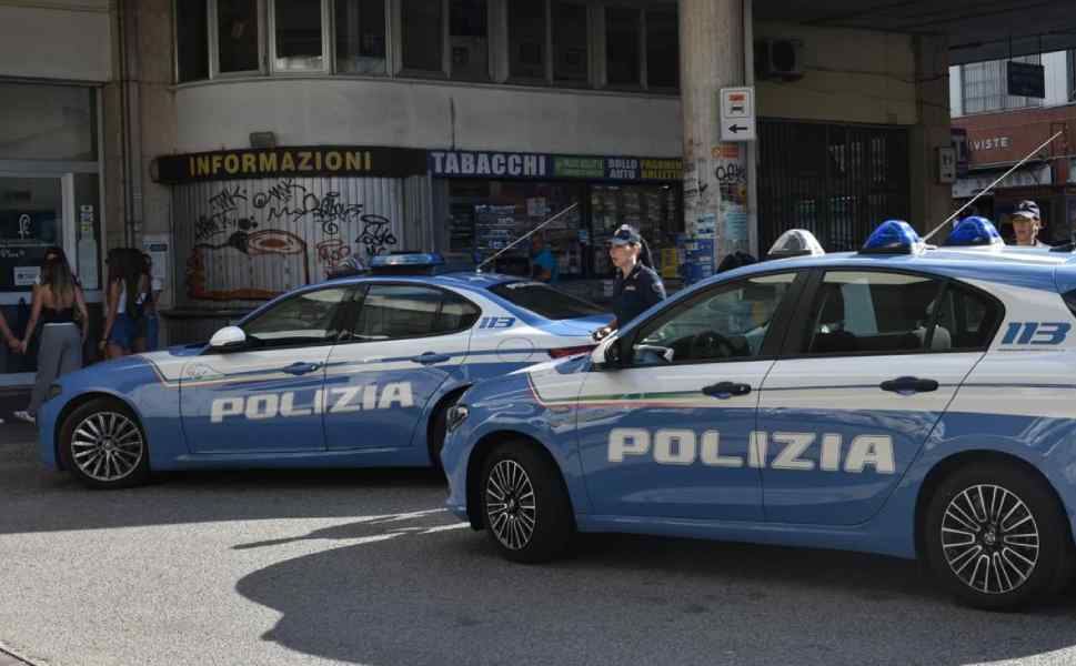 Cosenza, controlli della Polizia: 9 ammonimenti, 5 avvisi orali e una proposta di sorveglianza speciale 54 polizia autostazione cosenza