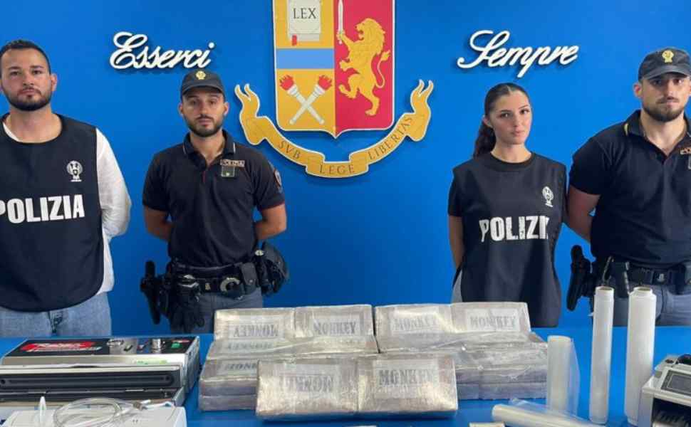 polizia cocaina statua