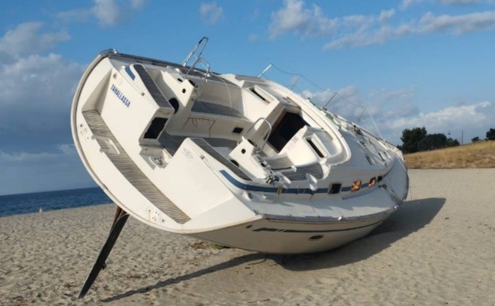 smaltimento imbarcazione migranti sellia 02