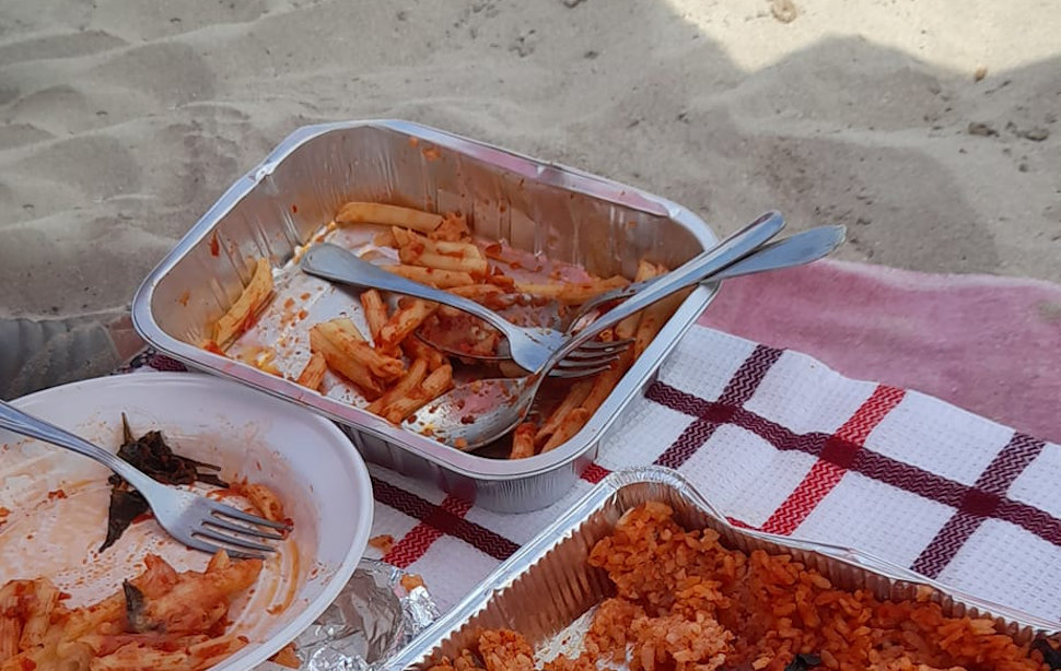 Caro estate? Così riscopriamo il Ferragosto di una volta: muro di ombrelloni, tavolino e pasta al forno da casa 56 Pasta al forno spiaggia