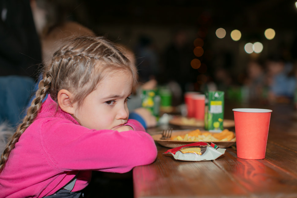 Sempre più ristoranti "Childfree": niente bambini a tavola tra favorevoli e contrari. Ma è legale? 55 Bambina triste ristorante capricci tavola