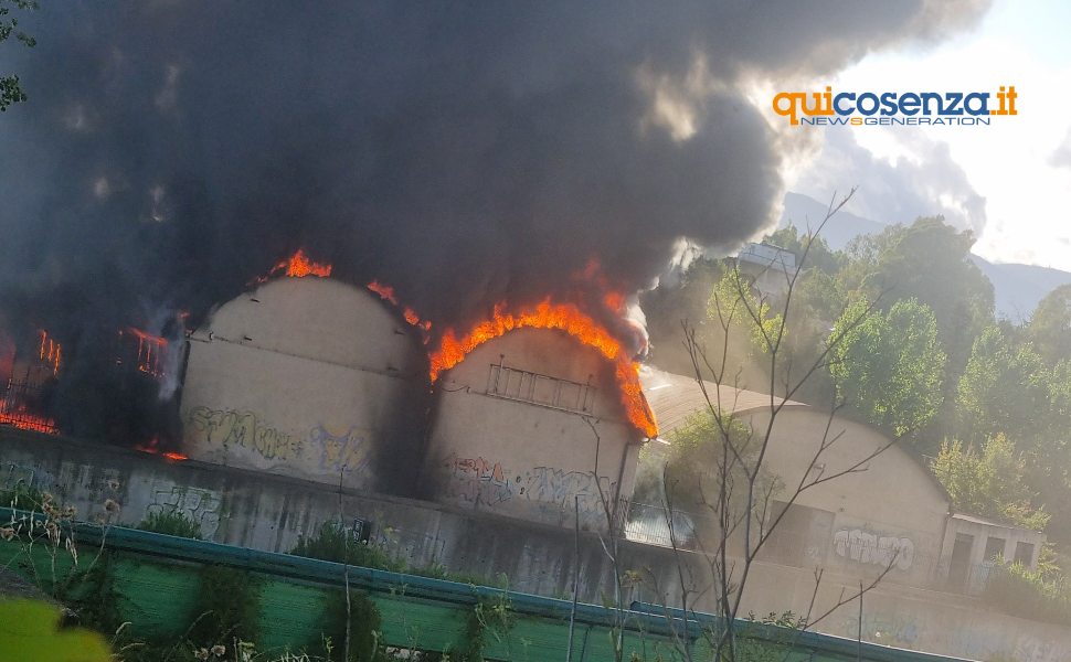 Capannone fiamme Rende