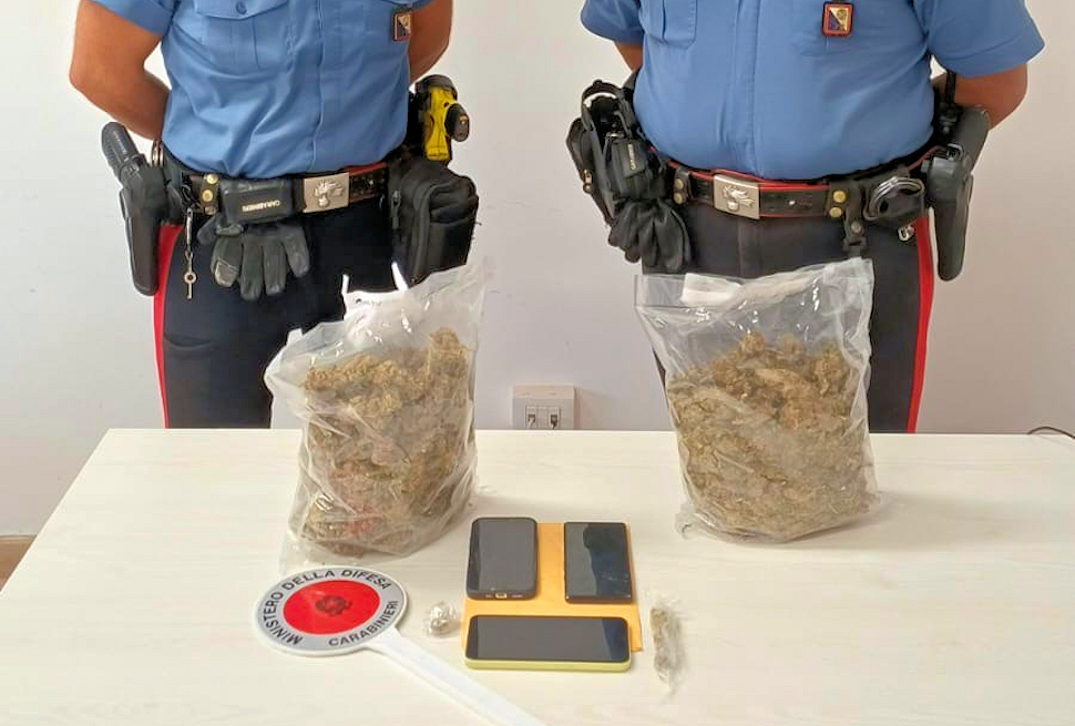 Inseguiti sulla Statale 106, lanciano un chilo di marijuana dal finestrino. Bloccati dai carabinieri 67 Carabinieri marijuana