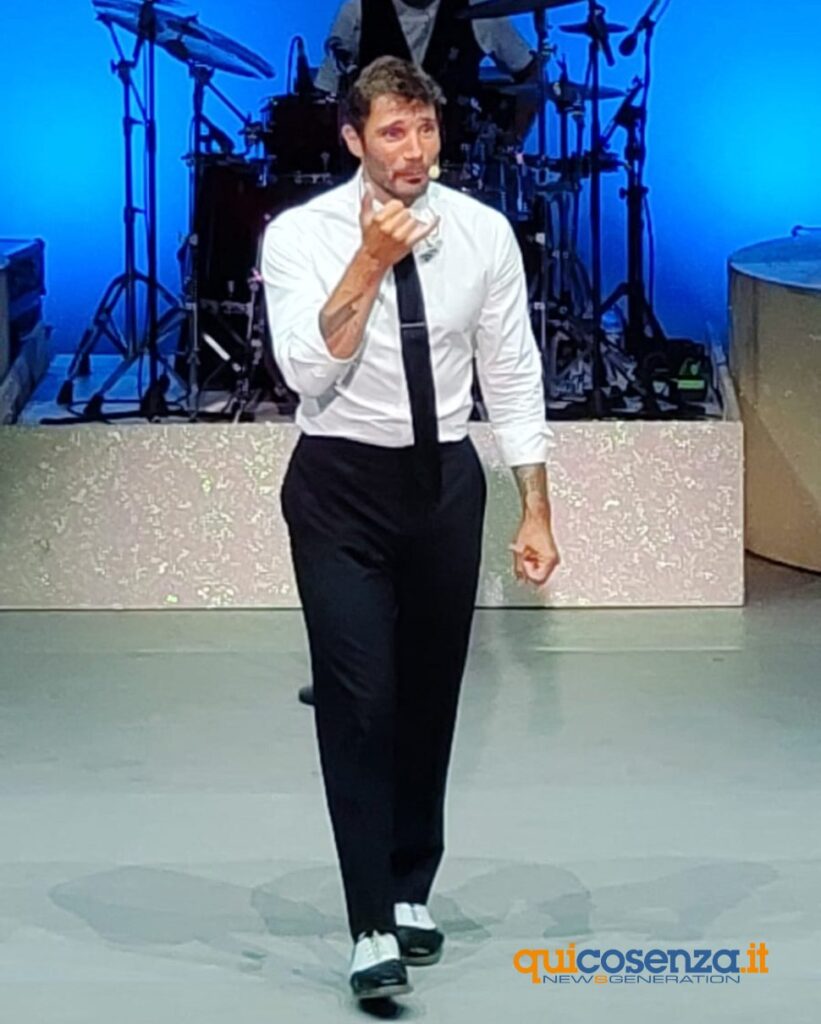 Tutto esaurito ad Altomonte per Stefano De Martino ed il suo "Meglio Stasera!": ironia, divertimento e anche spunti di riflessione 57 De Martino 10