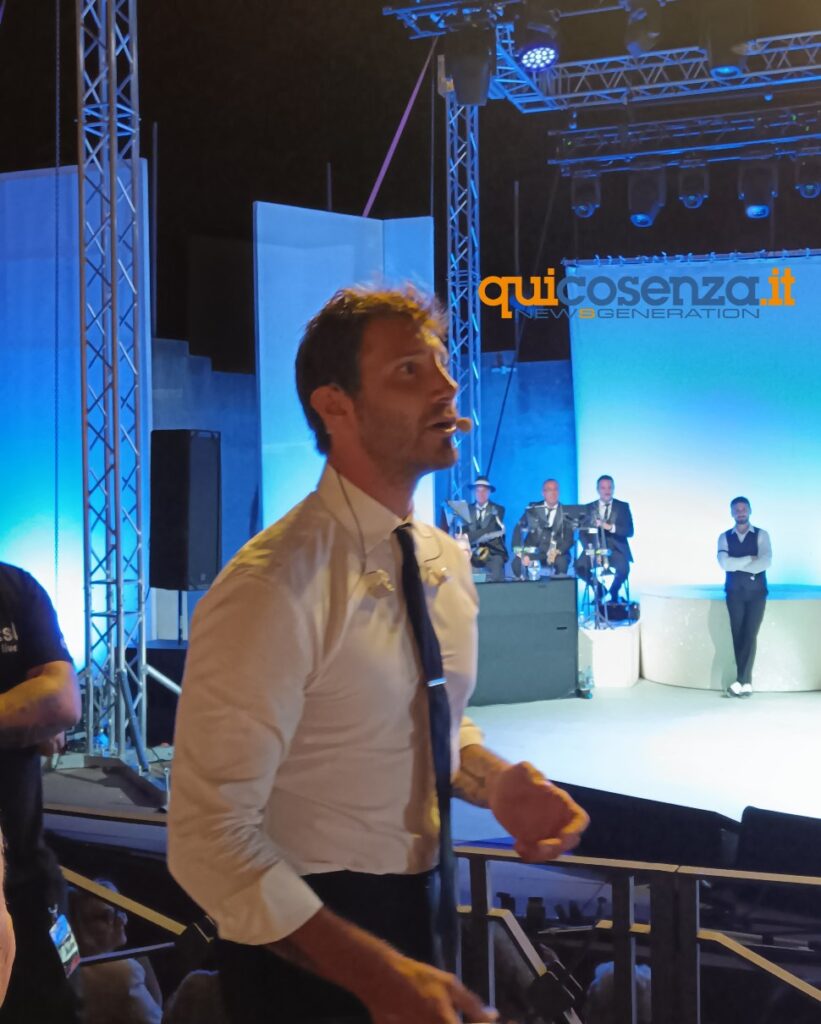 Tutto esaurito ad Altomonte per Stefano De Martino ed il suo "Meglio Stasera!": ironia, divertimento e anche spunti di riflessione 55 De Martino 2