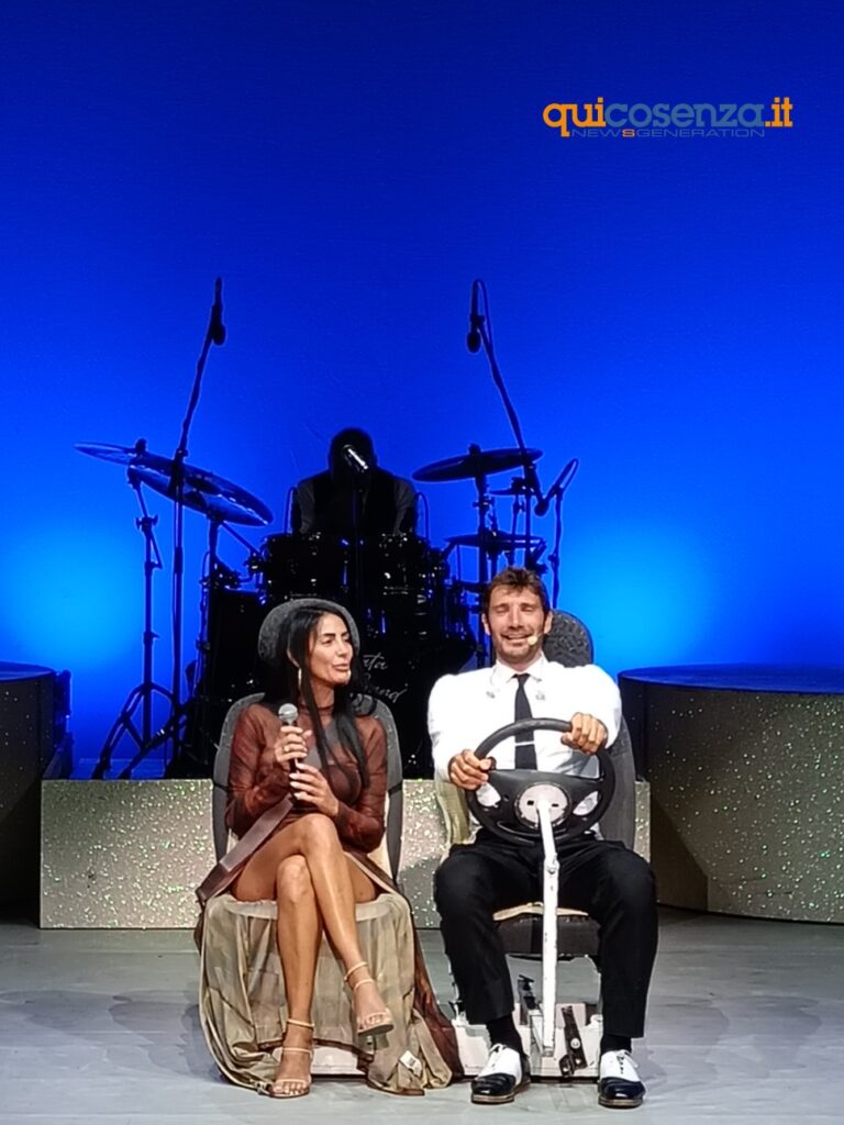 Tutto esaurito ad Altomonte per Stefano De Martino ed il suo "Meglio Stasera!": ironia, divertimento e anche spunti di riflessione 61 De Martino 3 1