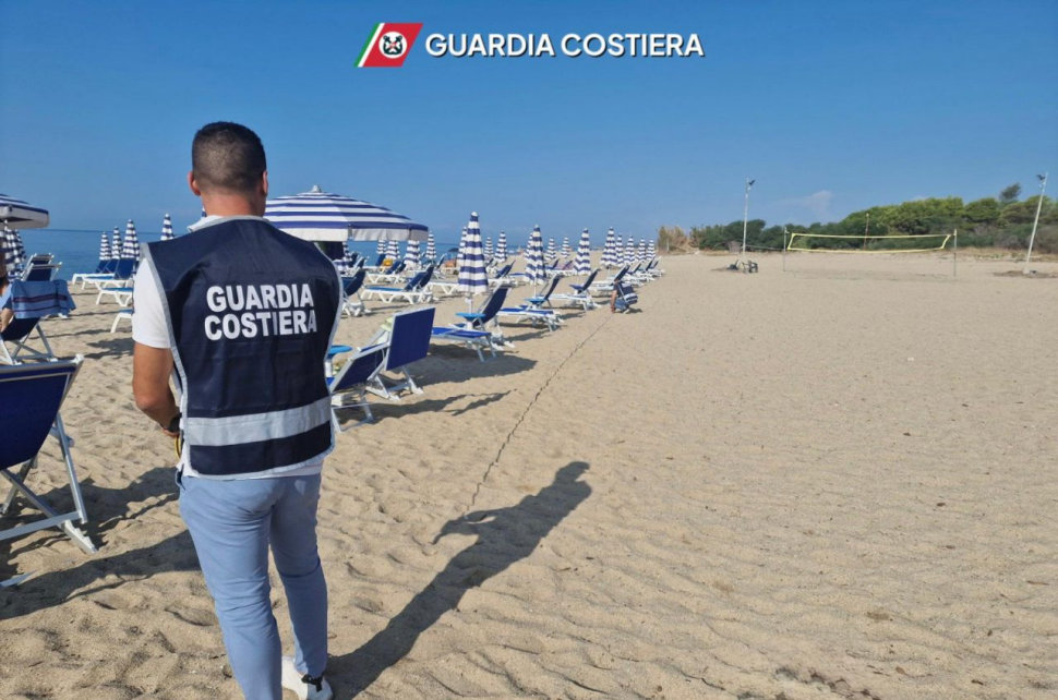Guardia costiera sequestro ombrelloni e sdraio spiaggia1