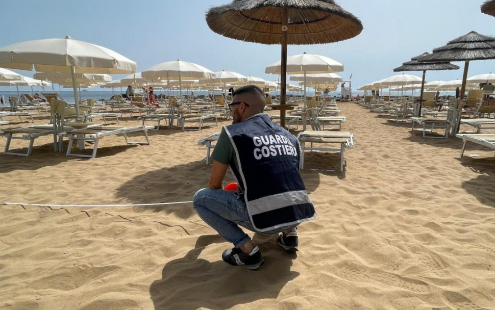 Oltre 600 mq di spiaggia occupata abusivamente da ombrelloni, sdraio e lettini. Scatta il sequestro 53 Guardia costiera sequestro ombrelloni e sdraio spiaggia2