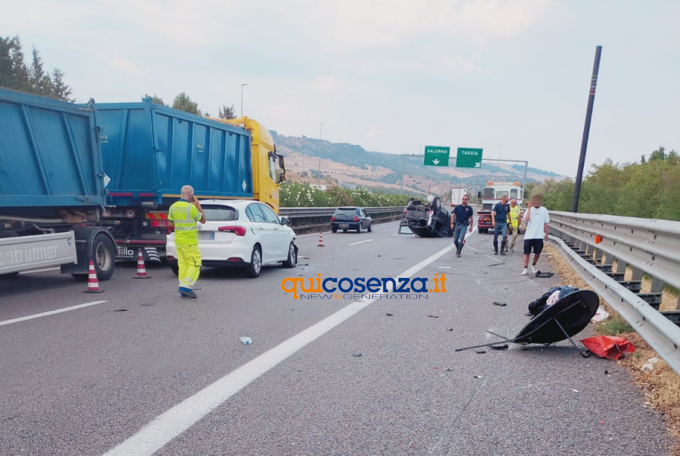 Tarsia, incidente sull'A2 tra due auto: una si ribalta. Tre feriti in ospedale 54 Incidente Tarsia A2