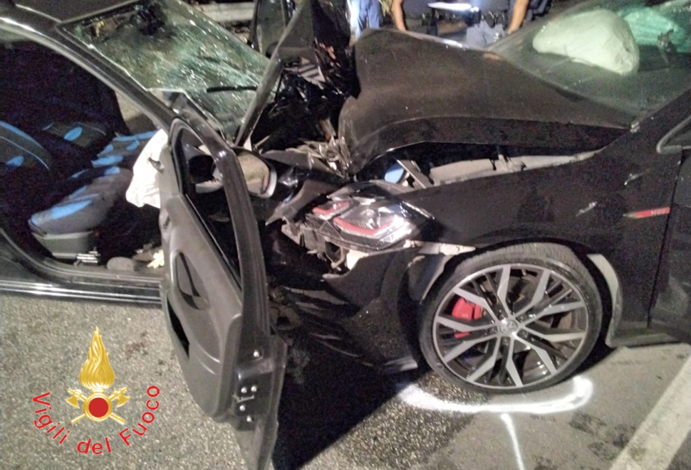Tragico schianto frontale. Perdono la vita marito e moglie di 50 anni, ferita una terza persona 55 schianto frontale incidente