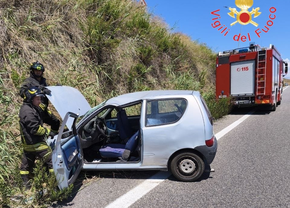 Perde il controllo dell'auto che si ribalta e impatta contro un terrapieno. Ferito un giovane 60 Incidente stradale