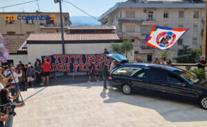 Cosenza in lacrime per l'ultimo saluto a Padre Fedele, il frate ultrà degli ultimi "Ciao Monaco" 58 PAdre Fedele Funerale 01