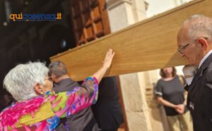 Cosenza in lacrime per l'ultimo saluto a Padre Fedele, il frate ultrà degli ultimi "Ciao Monaco" 60 PAdre Fedele Funerale 06